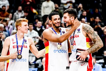 Willy Hernángomez, a la derecha, llega junto a sus compañeros tras recoger el premio al mejor jugador del Eurobasket. Su hermano Juancho, ha sido galardonado como el mejor jugador del partido tras acertar con siete triples en la final.