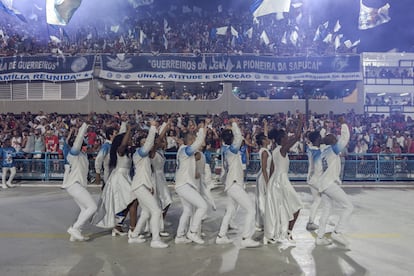 Miembros del comité de fachada de Portela desfilan para la multitud durante el ensayo técnico, en Marquês de Sapucaí, Río de Janeiro.