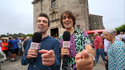 Bruno Vila (izquierda) y Borja Santamaría, dos de los Mozos de Arousa, en su programa ‘A Superfesta’.