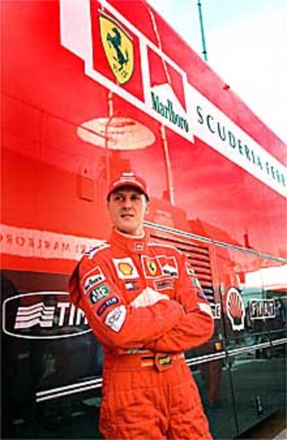 Michael Schumacher, junto a su coche-casa, en el circuito de Montmeló.