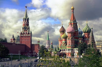 Catedral de San Basilio y torre Spasskaya, en la plaza Roja de Moscú.