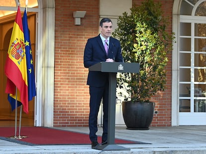 El presidente del Gobierno español, Pedro Sánchez, durante la declaración institucional que ha realizado en el Complejo de la Moncloa este lunes.