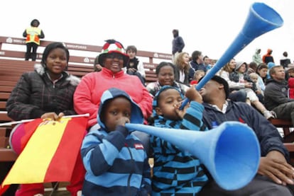 Niños con vuvuzelas en el entrenamiento de España