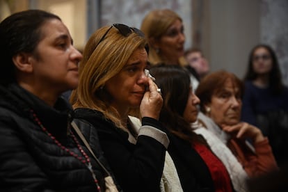 Fieles católicos lloran durante la misa celebrada esta mañana en la Catedral de Buenos Aires.  