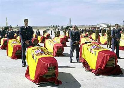 Los féretros de los militares fallecidos, en la pista de la base aérea de Torrejón de Ardoz.