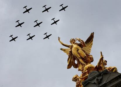 Una formación sobrevuela el Victoria Memorial durante las celebraciones del centenario de la RAF.