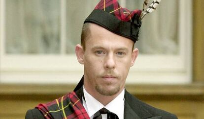Alexander McQueen, cuando recibió la orden del imperio británico en 2003.