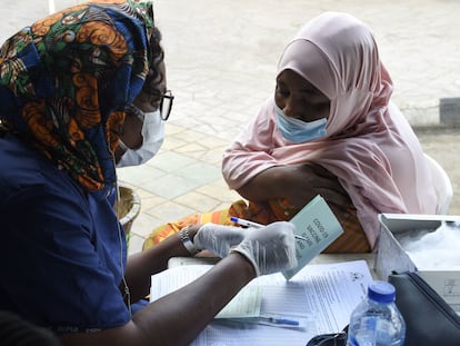 Vacinação em Lagos, a maior cidade da Nigéria, em 26 de novembro.