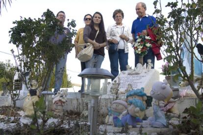 Rosario Herrera, en el centro, visita el cementerio de Jerez con un grupo de afectados por el robo de bebés.