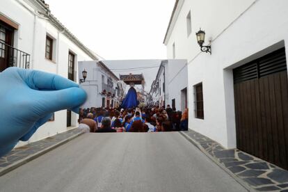 La hermandad del Cristo Resucitado y Nuestra Señora de Loreto, durante la procesión del Domingo de Ramos de 2019 en Ronda (Málaga). Al fondo, el mismo lugar este Domingo de Ramos.