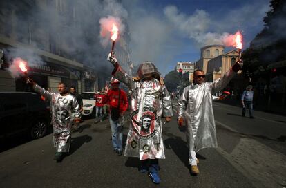 Trabajadores de la multinacional ArcelorMittal marchan con bengalas por las calles de Marsella (Francia).