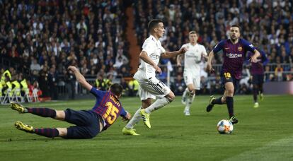 El jugador del Real Madrid, Lucas Vázquez, se lleva el balón ante Lenglet, del Barcelona.