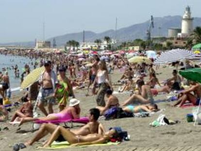 Turistas en las playas de la Costa del Sol. EFE/Archivo