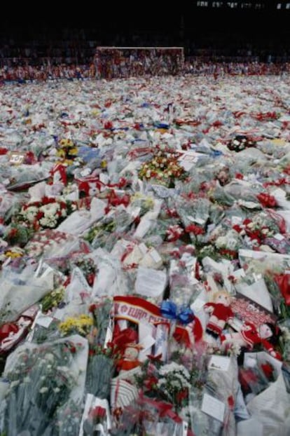 Una imagen del estadio de Anfield, en 1989, con flores en homenaje a los fallecidos en Hillsborough