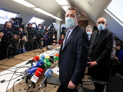 El presidente de la Conferencia Episcopal Española (CEE), el cardenal Juan José Omella, a la derecha, ofrece una rueda de prensa junto a Javier Cremades, del bufete de abogados Cremades  & Calvo Sotelo, el 22 de febrero.