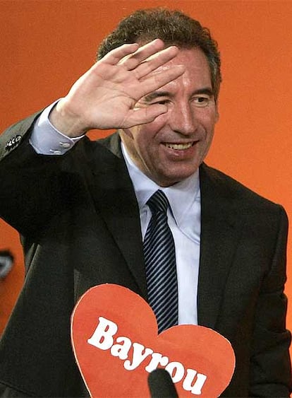 El centrista François Bayrou ha dicho que sus más de siete millones de votos los pondrá al servicio de "una política nueva" y una "idea de cambio", sin explicitar a qué candidato respalda para la segunda y definitiva vuelta