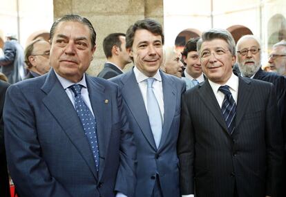 2 de mayo de 2009. Celebraci&oacute;n del 2 de Mayo en la sede de la Comunidad de Madrid. En la imagen, Ignacio Gonz&aacute;lez, flanqueado por el presidente del Real Madrid, Vicente Boluda, a la izquierda, y el presidente del Atl&eacute;tico de Madrid, Enrique Cerezo. Detr&aacute;s, Francisco Nicol&aacute;s G&oacute;mez Igleisas, conocido como &quot;el Peque&ntilde;o Nicol&aacute;s&quot;. 