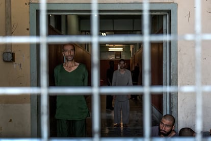 Varios drogadictos en la sala de desintoxicación de un campo de tratamiento en Kabul, el 19 de junio.