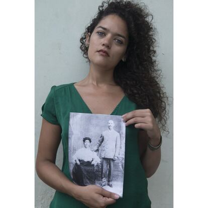 Cristina con la foto de los ancestros que llegaron al archipiélago: Jeremiah Lynton, un conocido hombre de negocios, y Rebecca Bowie, heredera de plantaciones y varios esclavos.