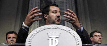 El líder de la Liga Norte, Matteo Salvini, habla durante una rueda de prensa tras su reunión con el presidente italiano, Sergio Mattarella, el lunes 14 de mayo.
 
 