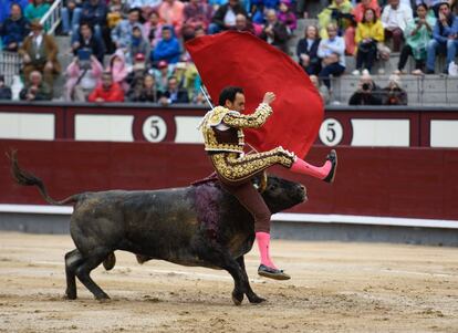 Primeros instantes de la cogida que sufrió El Cid en el segundo de la tarde.