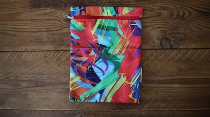 funda de tela para guardar libros con un diseño de colores muy intensos.