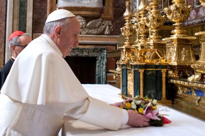 El papa Francisco deposita unas flores en el altar mayor de la basílica Santa María la Mayor en Roma (Italia).