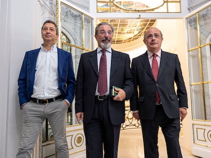 Carlos Flores amb Ignacio Gil Lázaro i el torero Vicente Barrera arriben a les Corts valencianes.