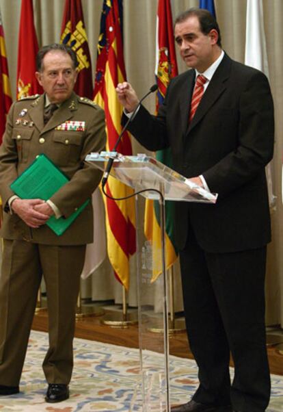 El general Félix Sanz y el secretario de Estado Francisco Pardo, en la presentación del informe final sobre el accidente del Yak-42.