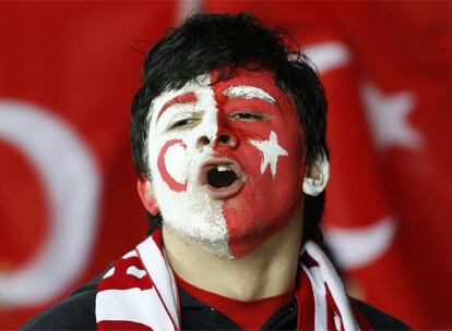 El estadio del Galatasaray se ha hecho famoso en Europa gracias a su afición. A pesar de que sólo tiene capacidad para un aforo de 24.000 espectadores, la pasión de sus hinchas convierten a este feudo en una caldera en ebullición