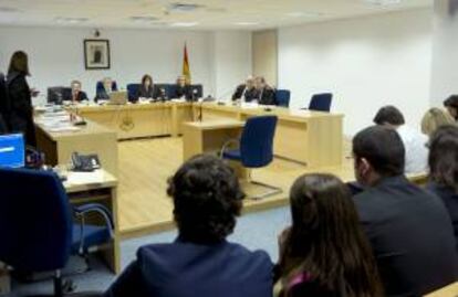 Vista general de la sala de lo Social de la Audiencia Nacional en la que se celebraba la vista por la petición de Iberia Express de que se invalide el laudo dictado por Jaime Montalvo que ponía fin al conflicto entre Iberia y los pilotos. EFE/Archivo