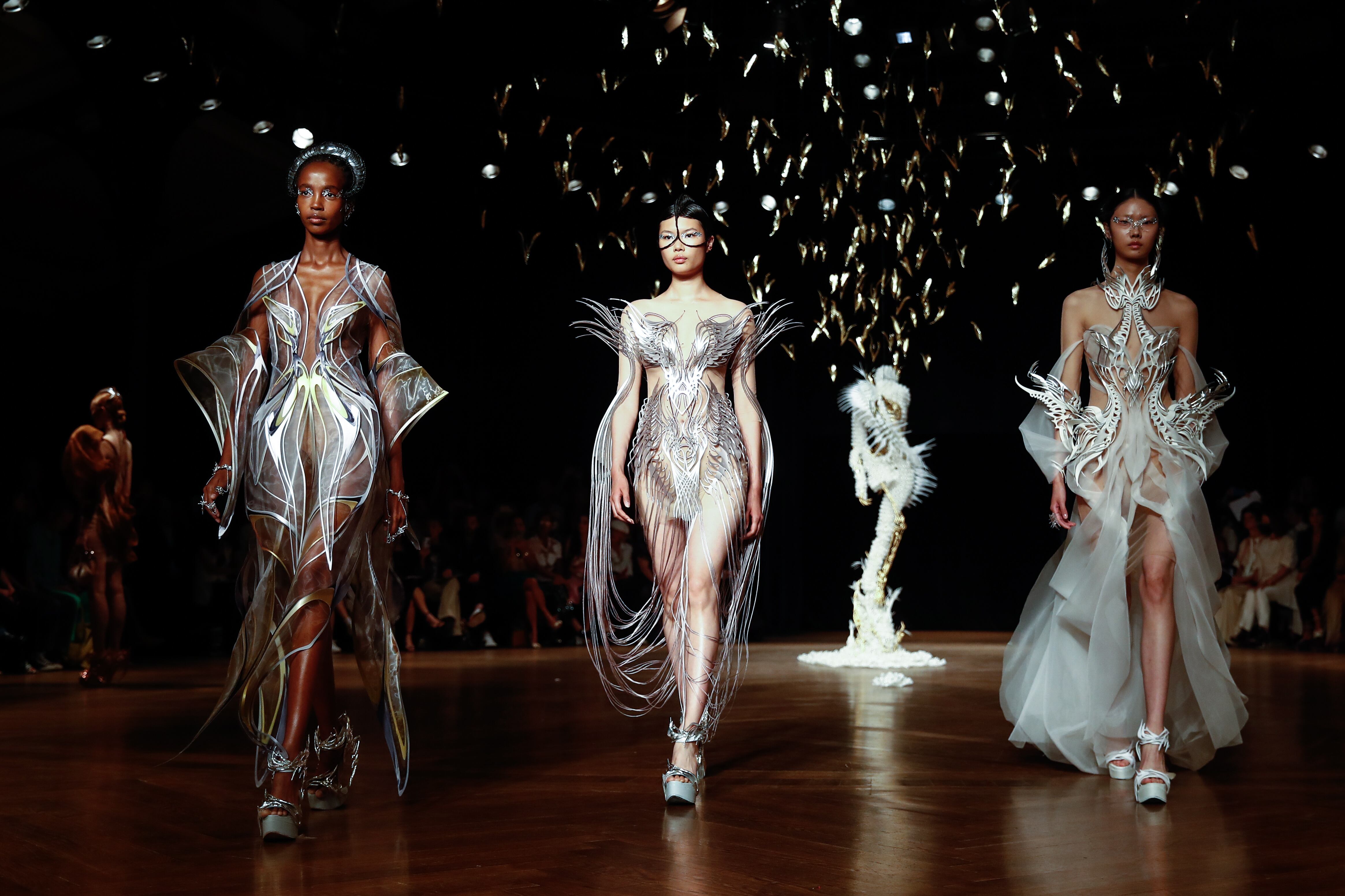 Modelos con las creaciones de Iris van Herpen durante el desfile en París.