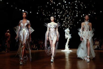 Modelos con las creaciones de Iris van Herpen durante el desfile en París.
