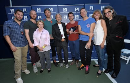 Coldplay posa con su mánager, Dave Holmes (a la izquierda), durante la celebración de los premios Grammy el 3 de agosto de 2011 en Westwood, California.  