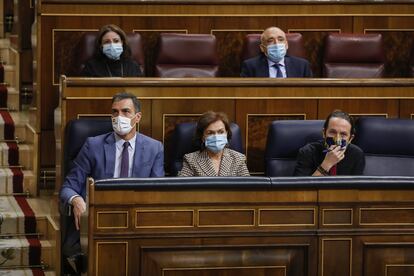 El presidente del Gobierno, Pedro Sánchez; la vicepresidenta primera del Gobierno, Carmen Calvo; y el vicepresidente segundo del Gobierno, Pablo Iglesias, durante una sesión de control al Gobierno en el Congreso de los Diputados, este miércoles en Madrid, (España).