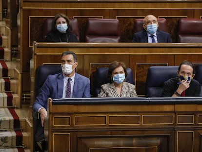 El presidente del Gobierno, Pedro Sánchez; la vicepresidenta primera del Gobierno, Carmen Calvo; y el vicepresidente segundo del Gobierno, Pablo Iglesias, durante una sesión de control al Gobierno en el Congreso de los Diputados, este miércoles en Madrid, (España).