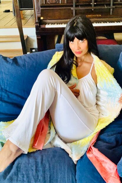 "¿Sin sujetador?, ¿sin tacones? Sin problema", escribía Jameela Jamil en su cuenta de Instagram. La actriz y activista fue de las primeras en compartir su particular look para la ocasión. Lejos de enfundarse en un vestido de gala para seguir la ceremonia desde casa, prefirió optar por una bata (de lentejuelas, eso sí) de la firma neoyorquina Markarian.