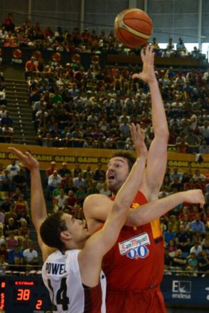 Pau Gasol lanza a canasta.