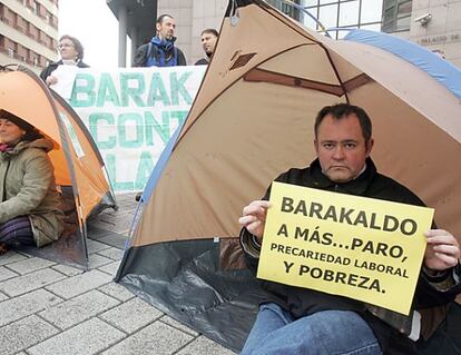 Miembros del colectivo 'Berriotxoak' durante una acampada delante de los juzgados de Bilbao.