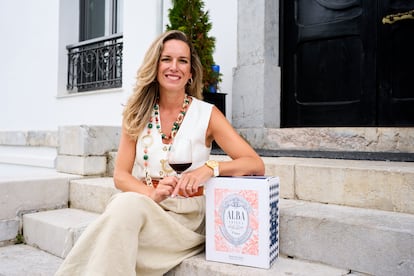 Alba Abiega, con el vino que lanza este mes de septiembre al mercado.