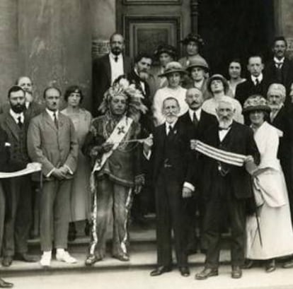 Deskaheh junto con miembros de la Sociedad de Naciones. 