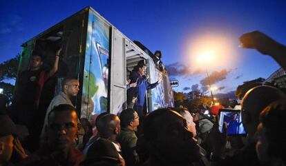 Maduro se dirige a sus seguidores ante el palacio de Miraflores.