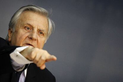 Trichet da la palabra a un periodista durante la rueda de prensa tras el Consejo de Gobierno del BCE, ayer en Fráncfort.