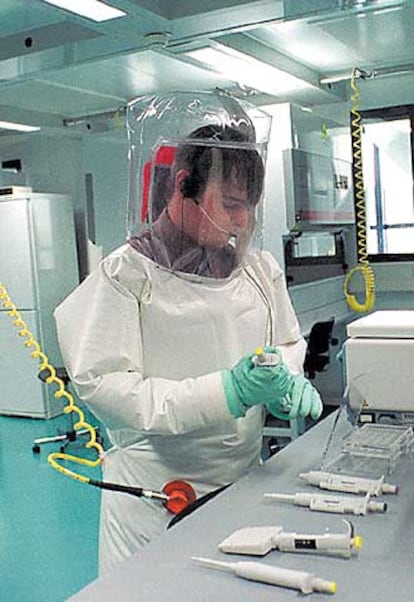 Un técnico en un laboratorio de seguridad para bacterias peligrosas.