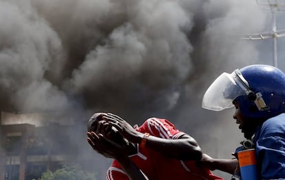 La candidatura de Nkurunziza había suscitado preocupación entre grandes sectores de la población de Burundi, que apenas hace una década salió de una guerra civil (1993-2005) que hundió al país y todavía afecta a la sociedad. En la imagen, un policia detiene a un manifestante durante las protestas en Buyumbura, el pasado miércoles.