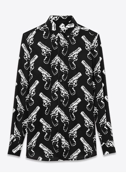 Camisa con estampado de pistolas de Saint Laurent (850 euros).