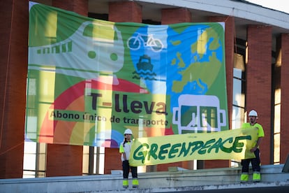 Acción reivindicativa de Greenpeace en la estación de Atocha para pedir un billete único de transporte, en septiembre de 2024.