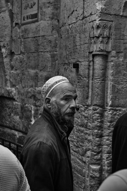 Los fieles se dirigen hacia la mezquita de Al Aqsa para la oración del viernes. En torno al 40% de los habitantes de Jerusalén son árabes
