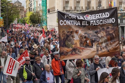 Centenares de personas participan en la manifestación del Primero de Mayo en Valladolid, este jueves.