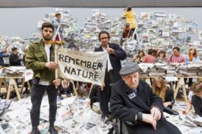 El artista Gustav Metzger en una acción realizada en Londres en noviembre.